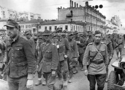 رژهٔ اسیران آلمانی در مسکو 1944؛ روزی که شوروی پیروزی خود را به جهانیان نشان داد رژهٔ اسیران آلمانی در مسکو 1944؛ روزی که شوروی پیروزی خود را به جهانیان نشان داد